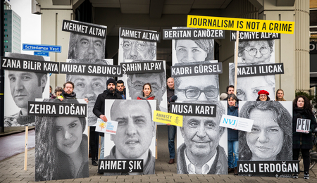 Aktivistinnen und Aktivisten demonstrieren vor dem türkischen Konsulat in Rotterdam für Meinungsfreiheit